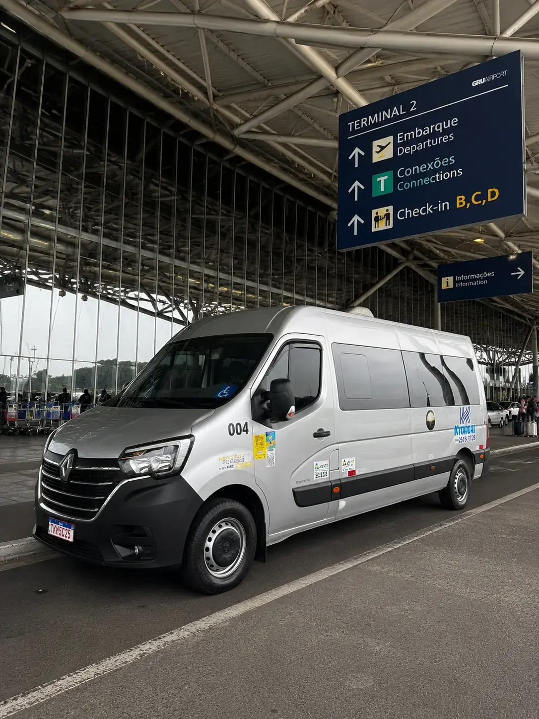 Van executiva Kyoodai no terminal do Aeroporto de Guarulhos
