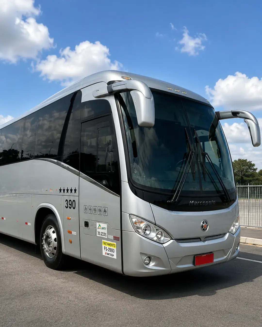 Ônibus executivo prata para transporte de grupos e eventos